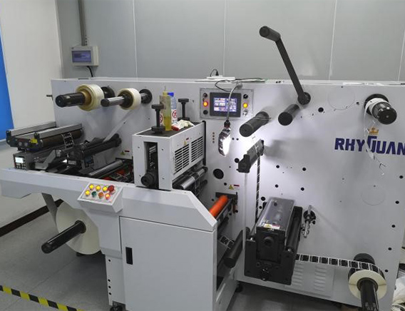 間歇滾刀模切機