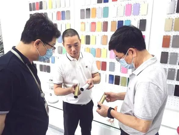 科技特派員走進(jìn)這家粉末涂料企業(yè)，指導(dǎo)制備石墨烯有機(jī)硅/環(huán)氧耐高溫粉末涂料！